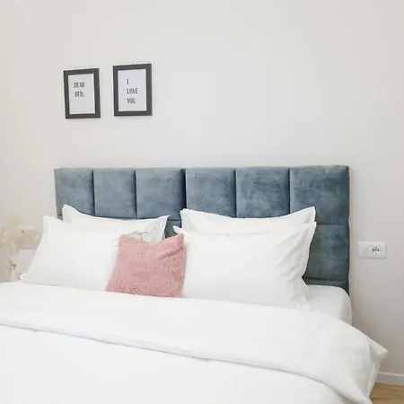 Lindi's 4/7 * Tirana