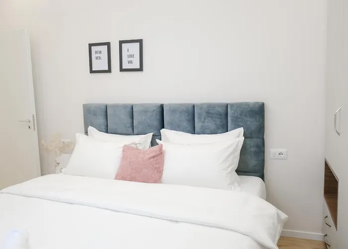 Lindi's 4/7 * تيرانا